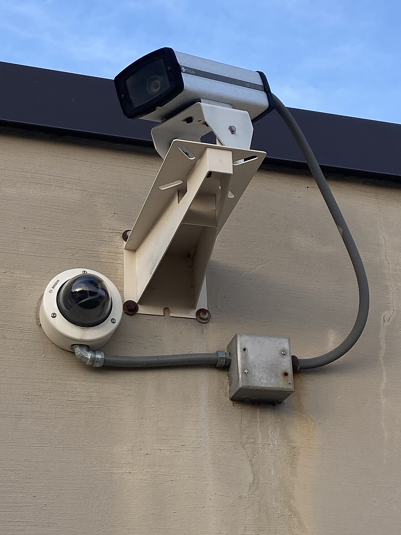 防暴枪型与半球型监控摄像机实物